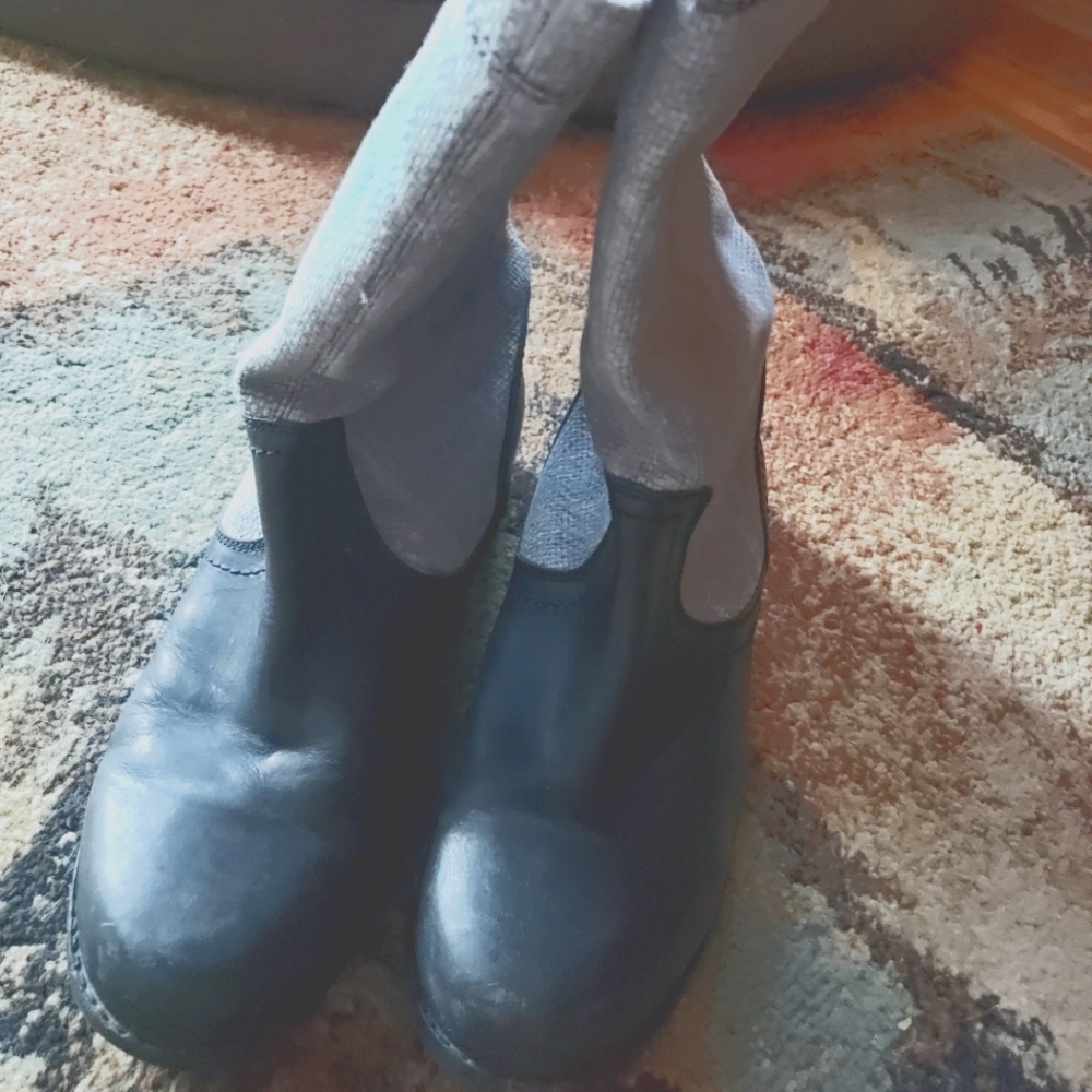 Pull on mid calf OluKai boots size 10